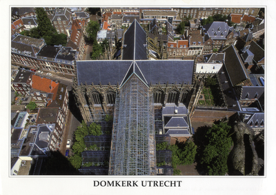602114 Gezicht op het uit steigermateriaal opgetrokken tijdelijk herbouwde schip van de Domkerk (Domplein) te Utrecht, ...